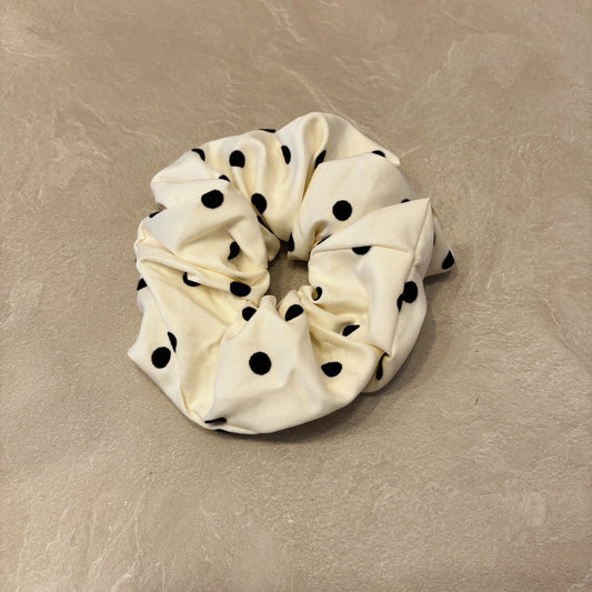 Stippen scrunchie wit