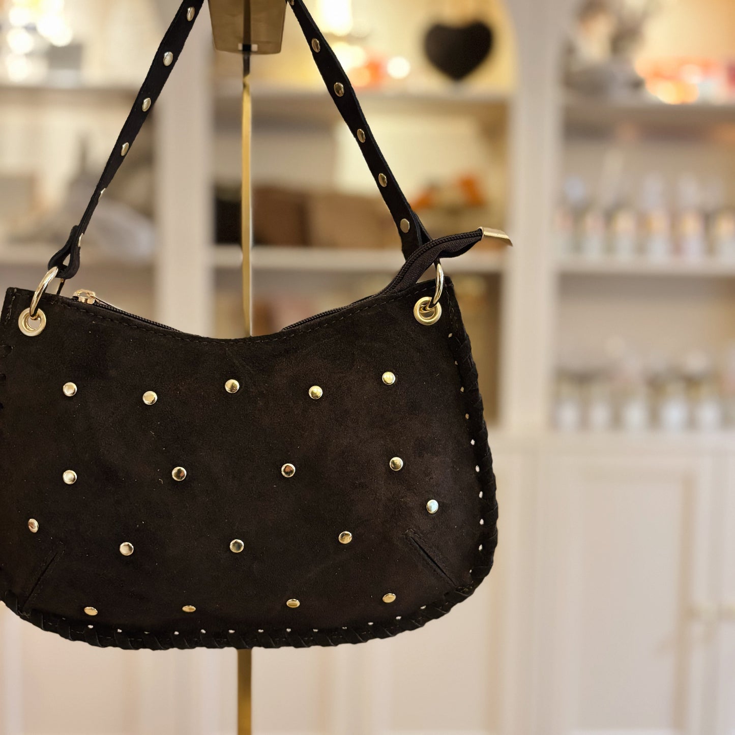 Donkerbruine suède handtas met studs