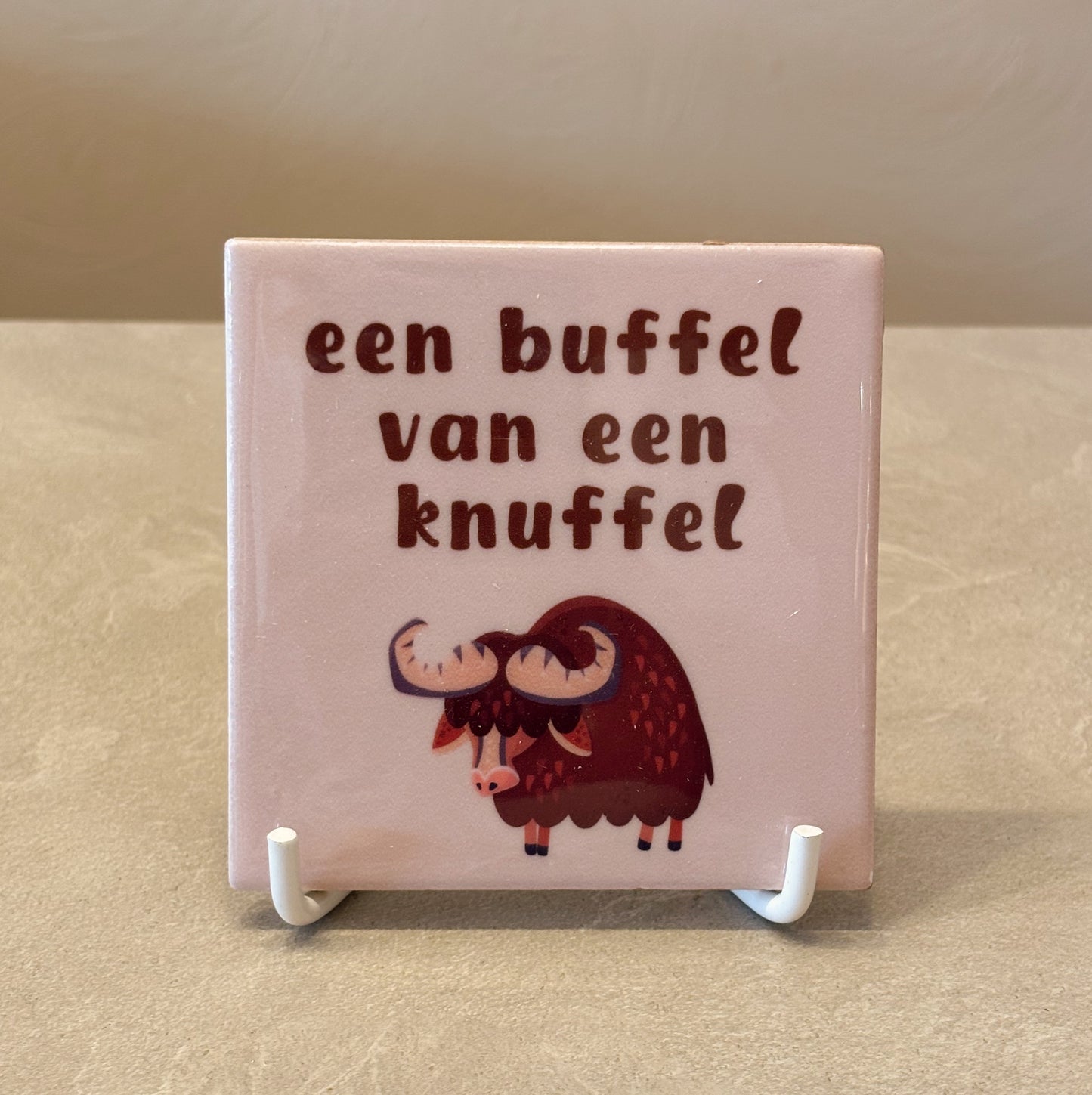 Een buffel van een knuffel tegeltje