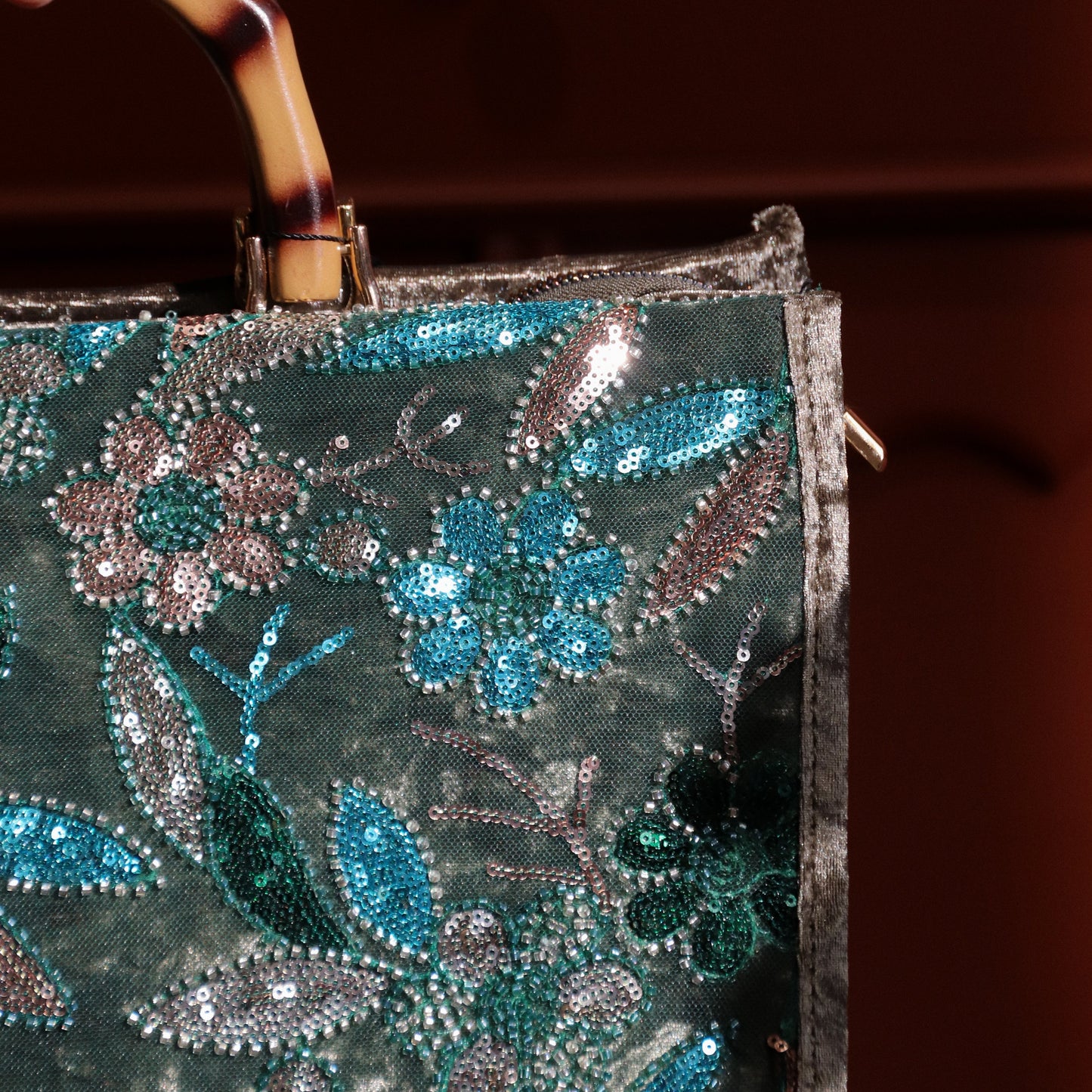 Groene tas met glitter borduursel