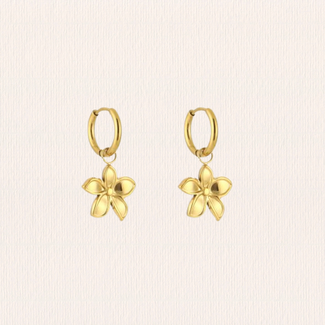 Gouden oorbel met bloembedel