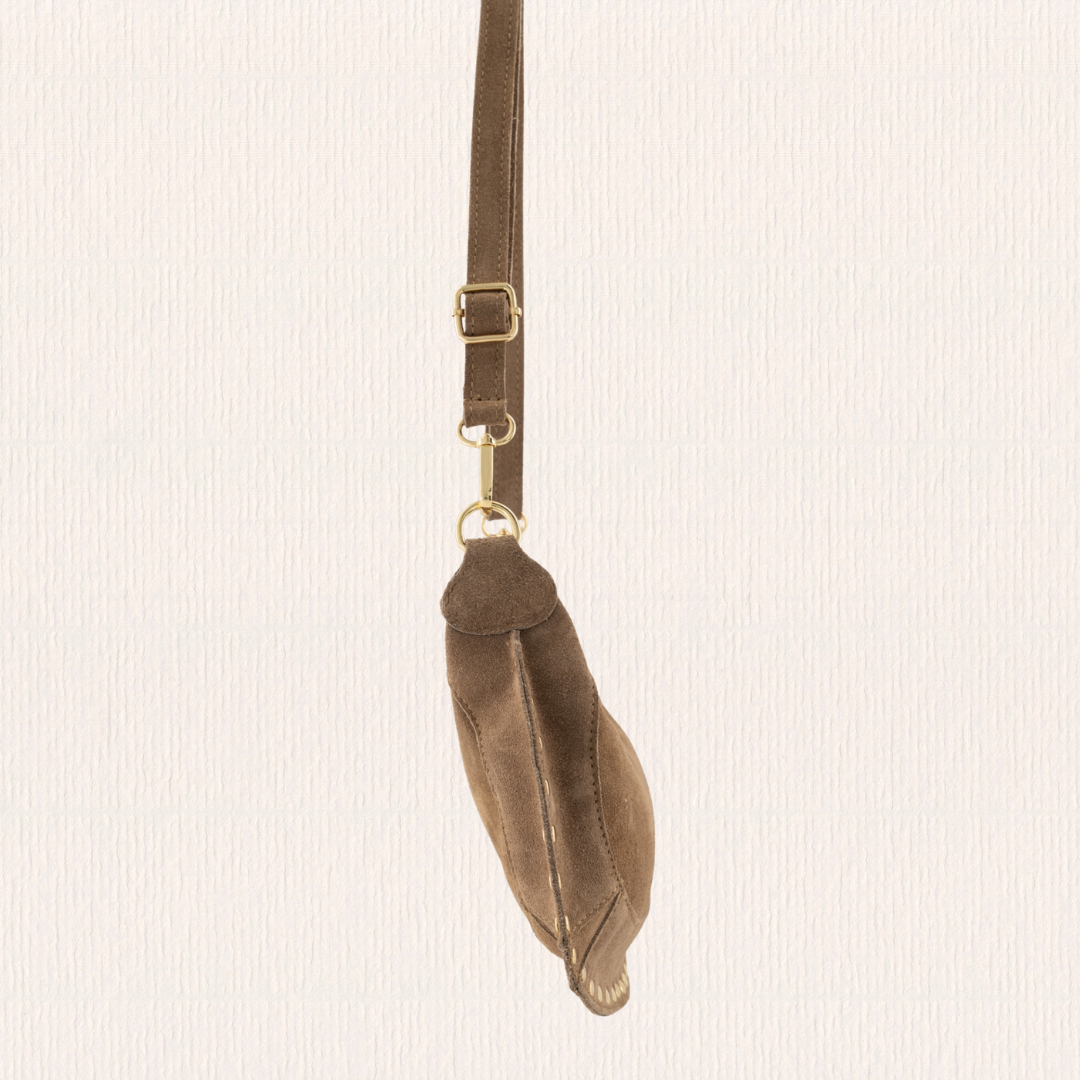 Suéde schoudertas met studs taupe