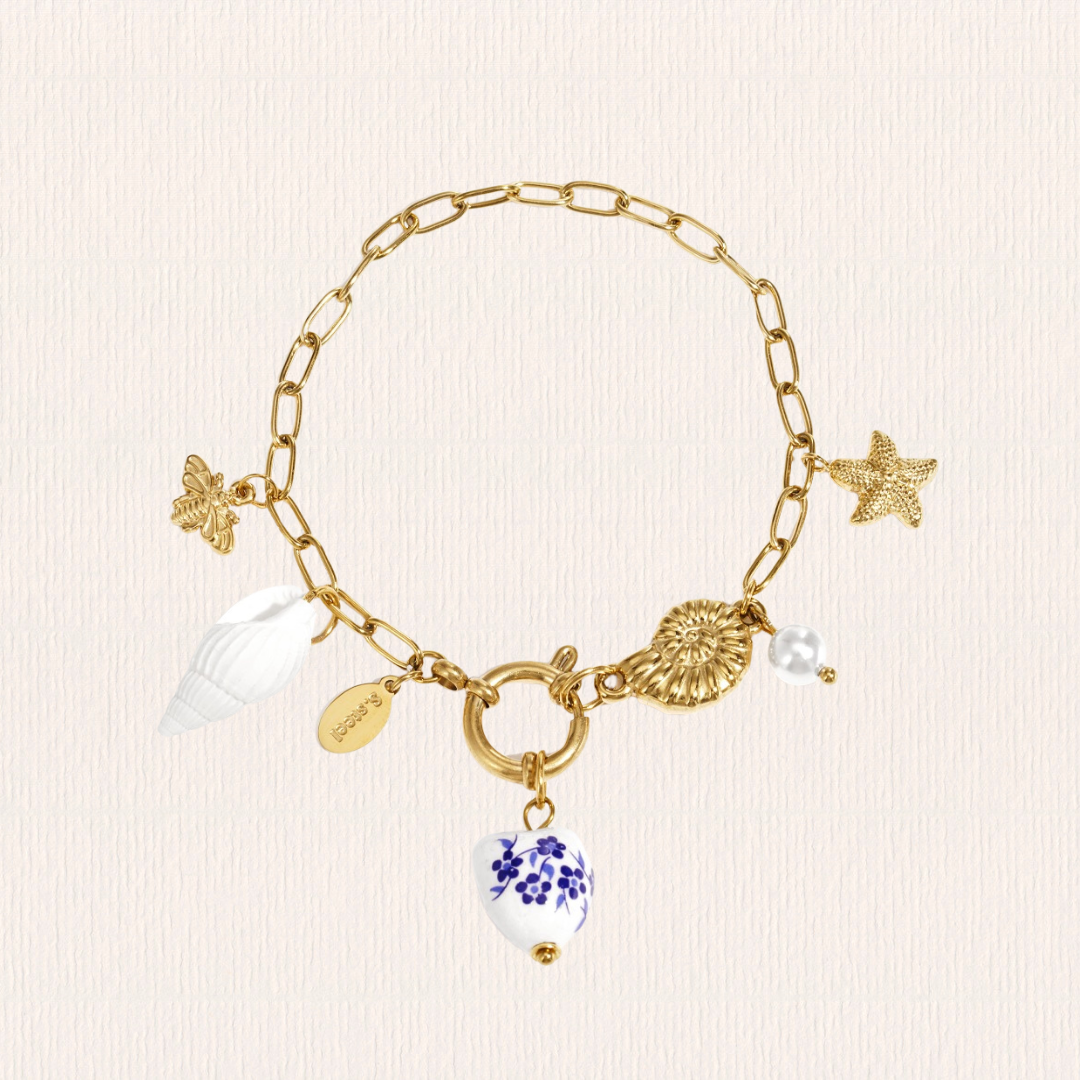 Bedelarmband met blauwe bedeltjes