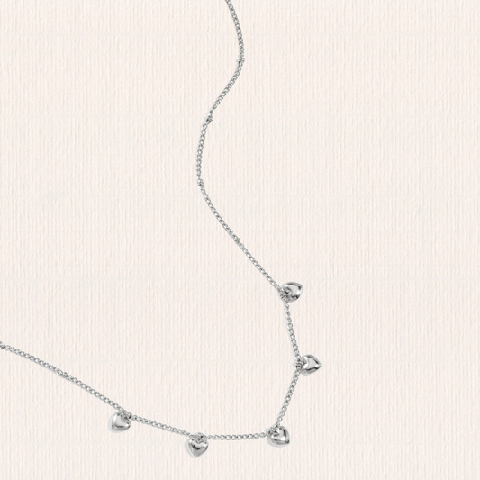 Minimalistische ketting met kleine hartjes
