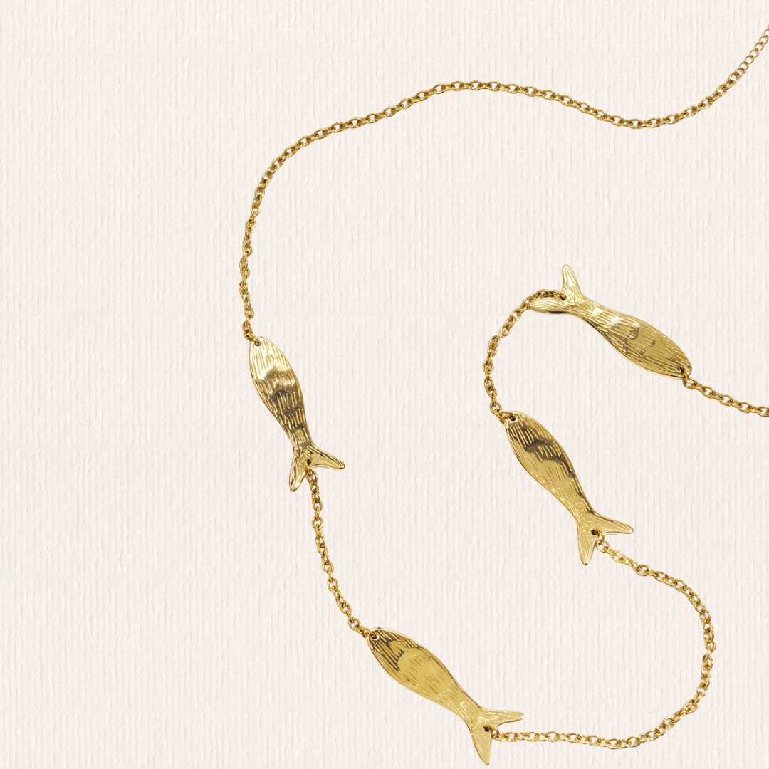 Lange ketting met vis bedels