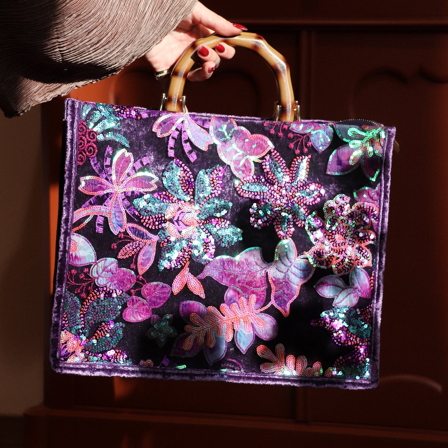 Paarse tas met glitter borduursel