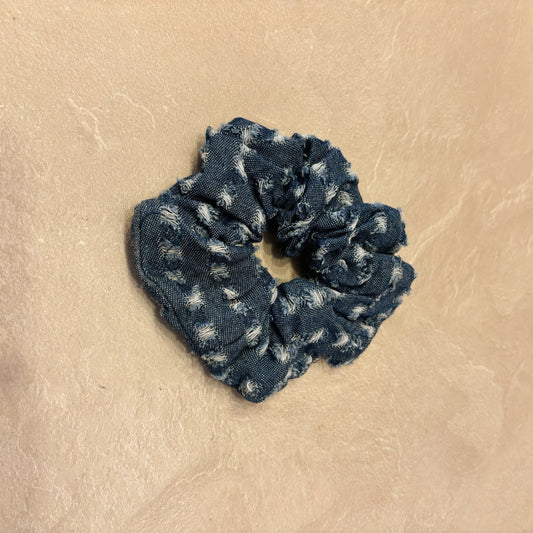 Donkere denim scrunchie stippen