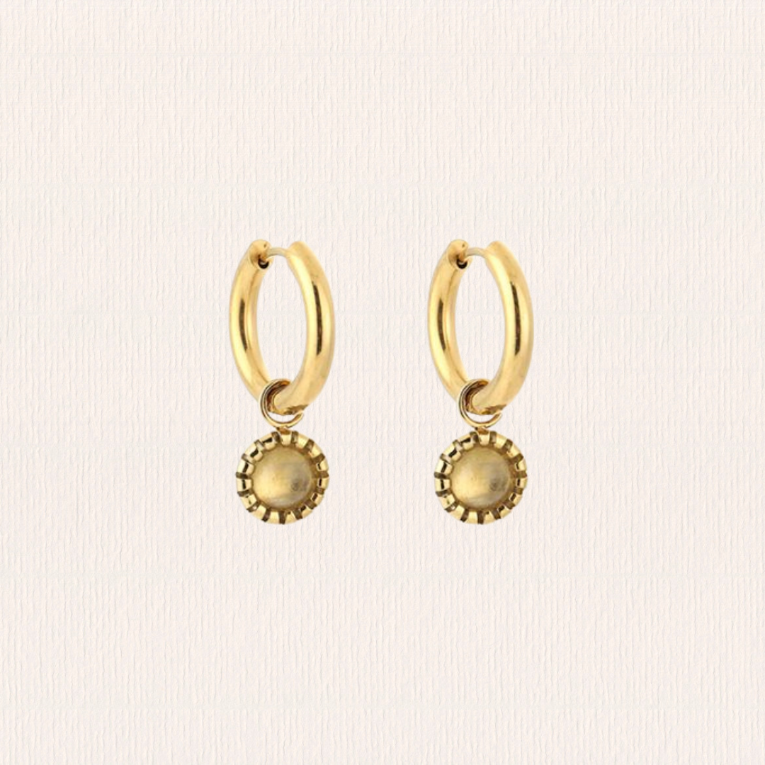 Gouden oorbellen met wit steentje