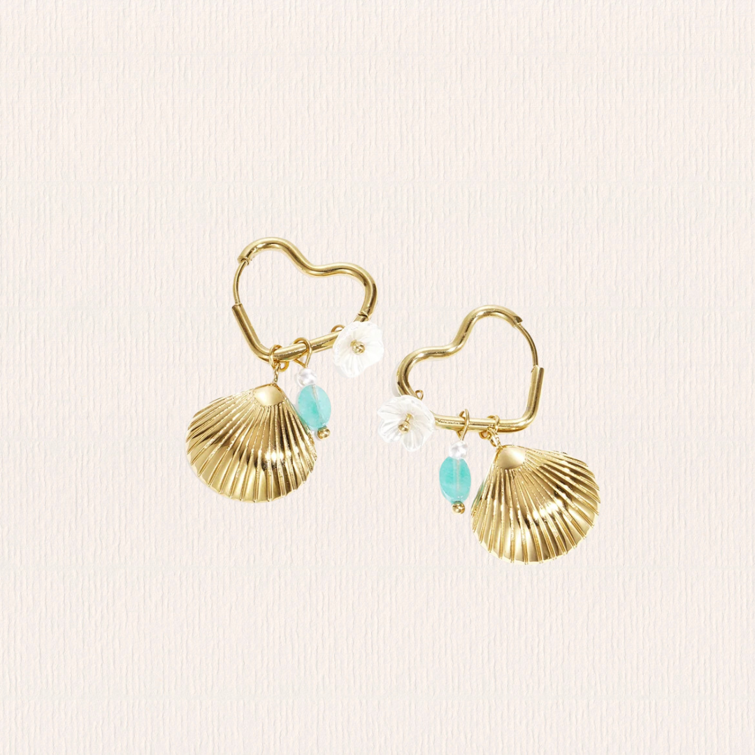 Gouden hartjes creolen met blauwe hangertjes