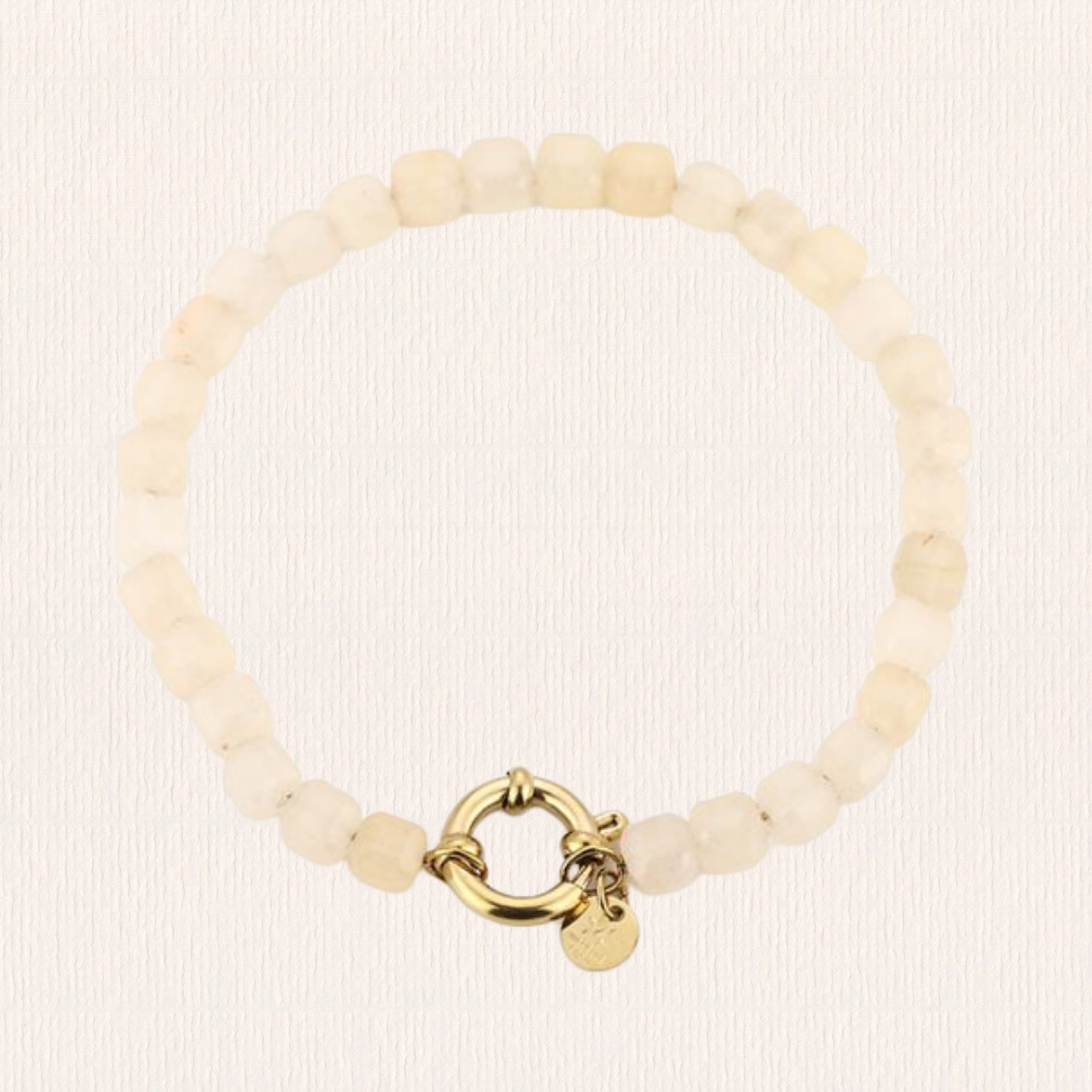 Beige natuursteenarmband met gouden slotje