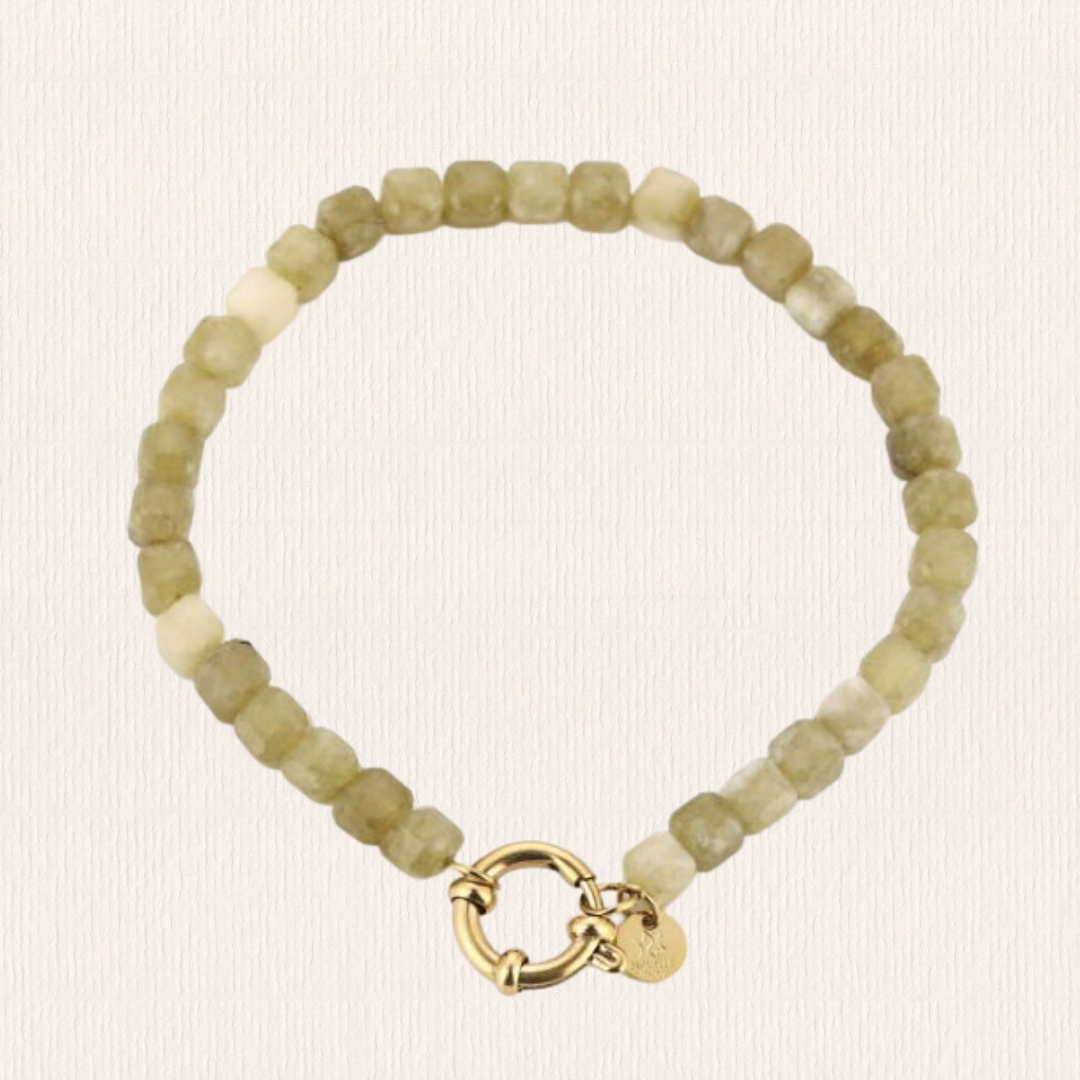 Groene natuursteenarmband met gouden slotje