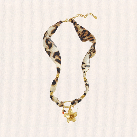 Gouden ketting met panterprint en bloem bedel