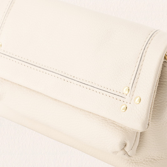 Creme crossbodytas studs