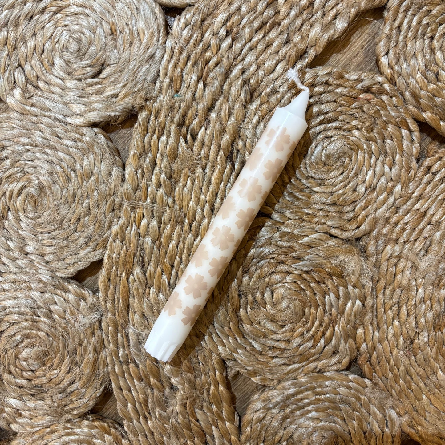 Beige bloemenkaars