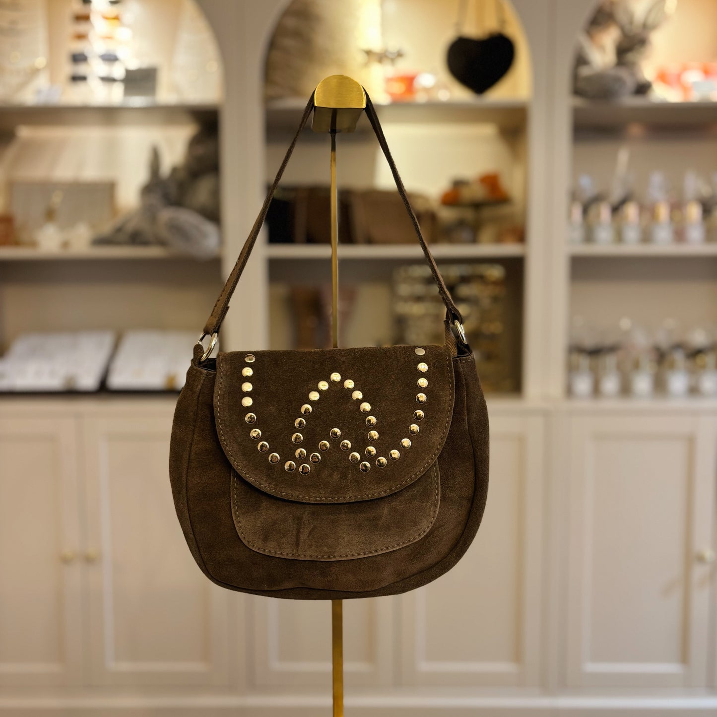 Taupe schoudertas met studs