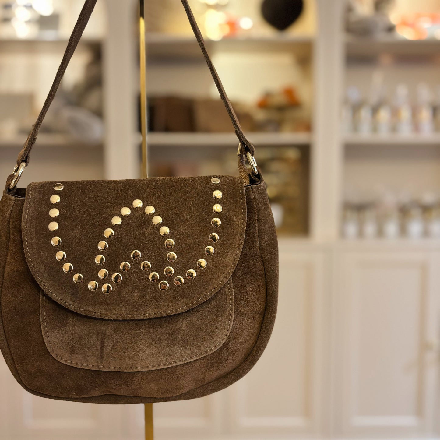 Taupe schoudertas met studs