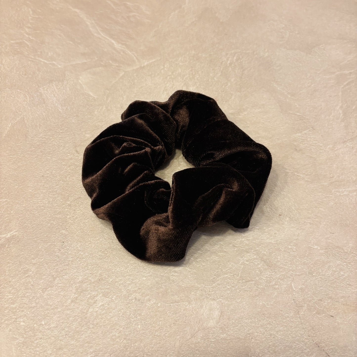 Donkerbruine scrunchie
