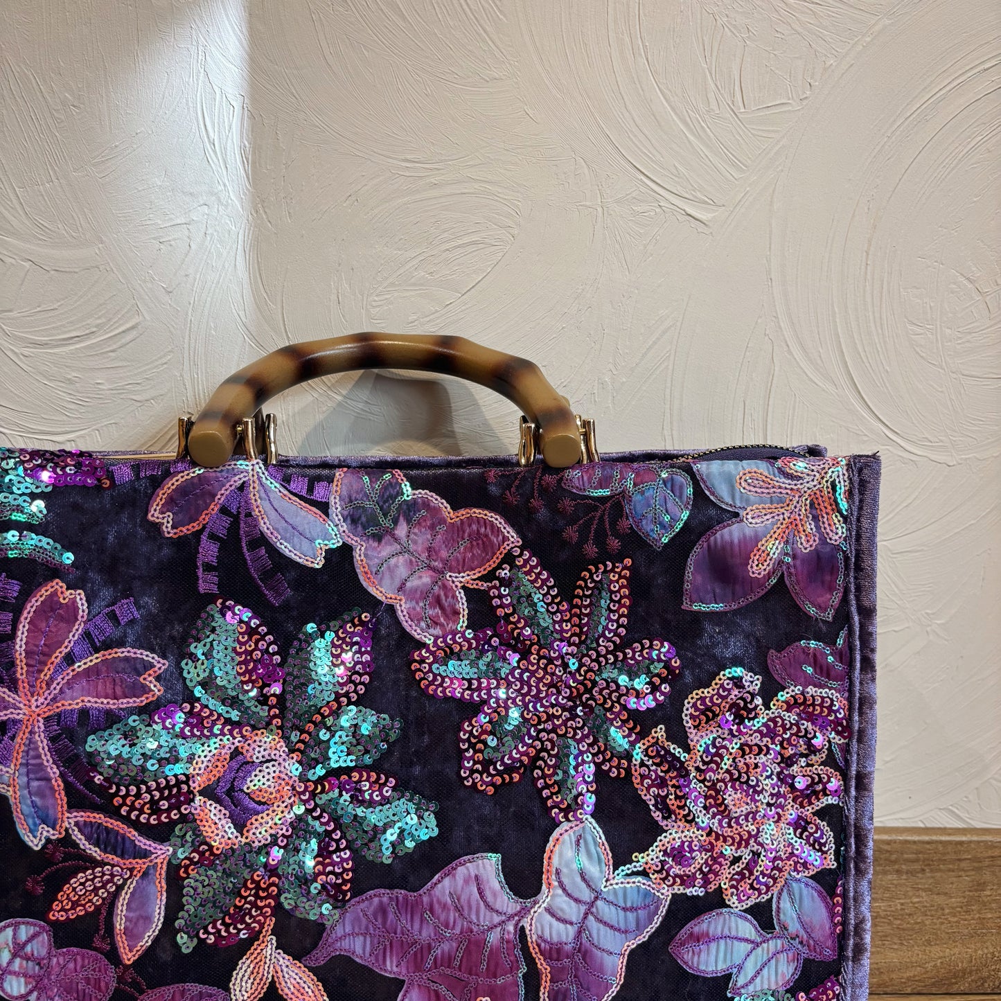 Paarse tas met glitter borduursel
