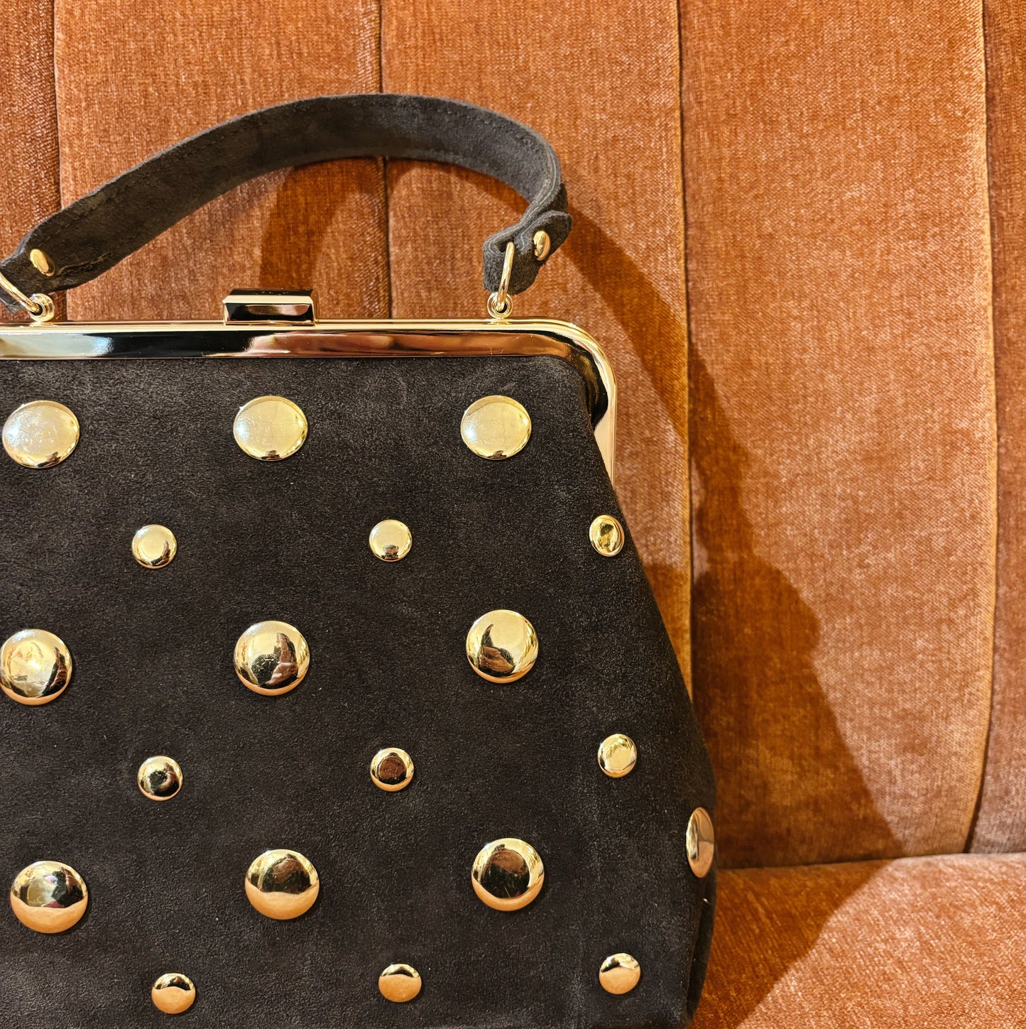 Donkerbruine suede handtas met studs