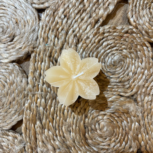 Beige bloemenkaars