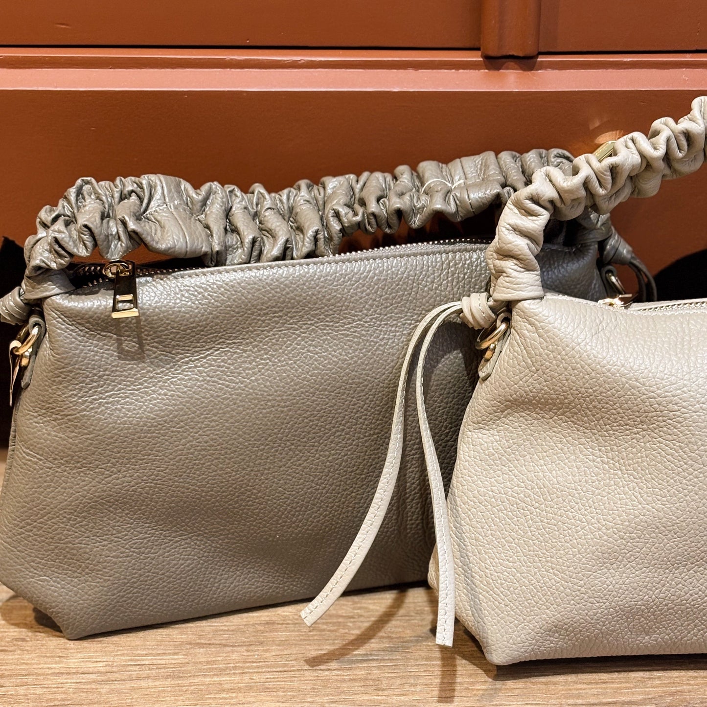 Donker taupe leren handtasje