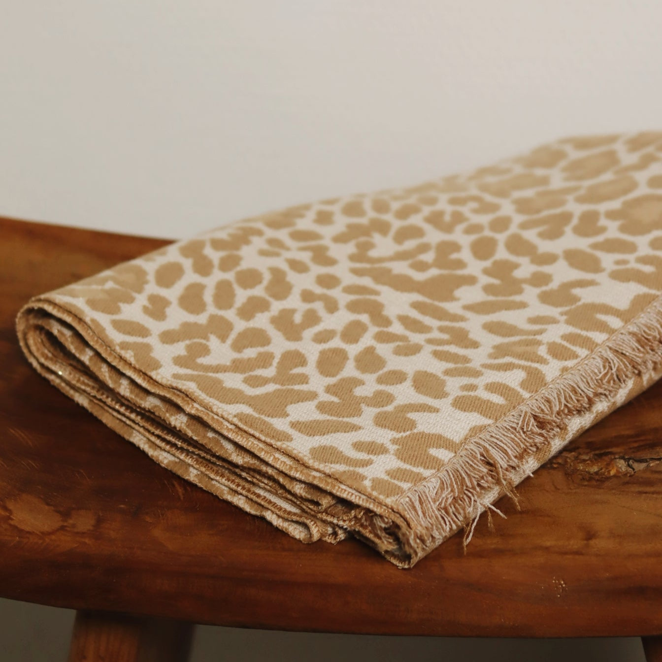 Beige panterprint sjaal