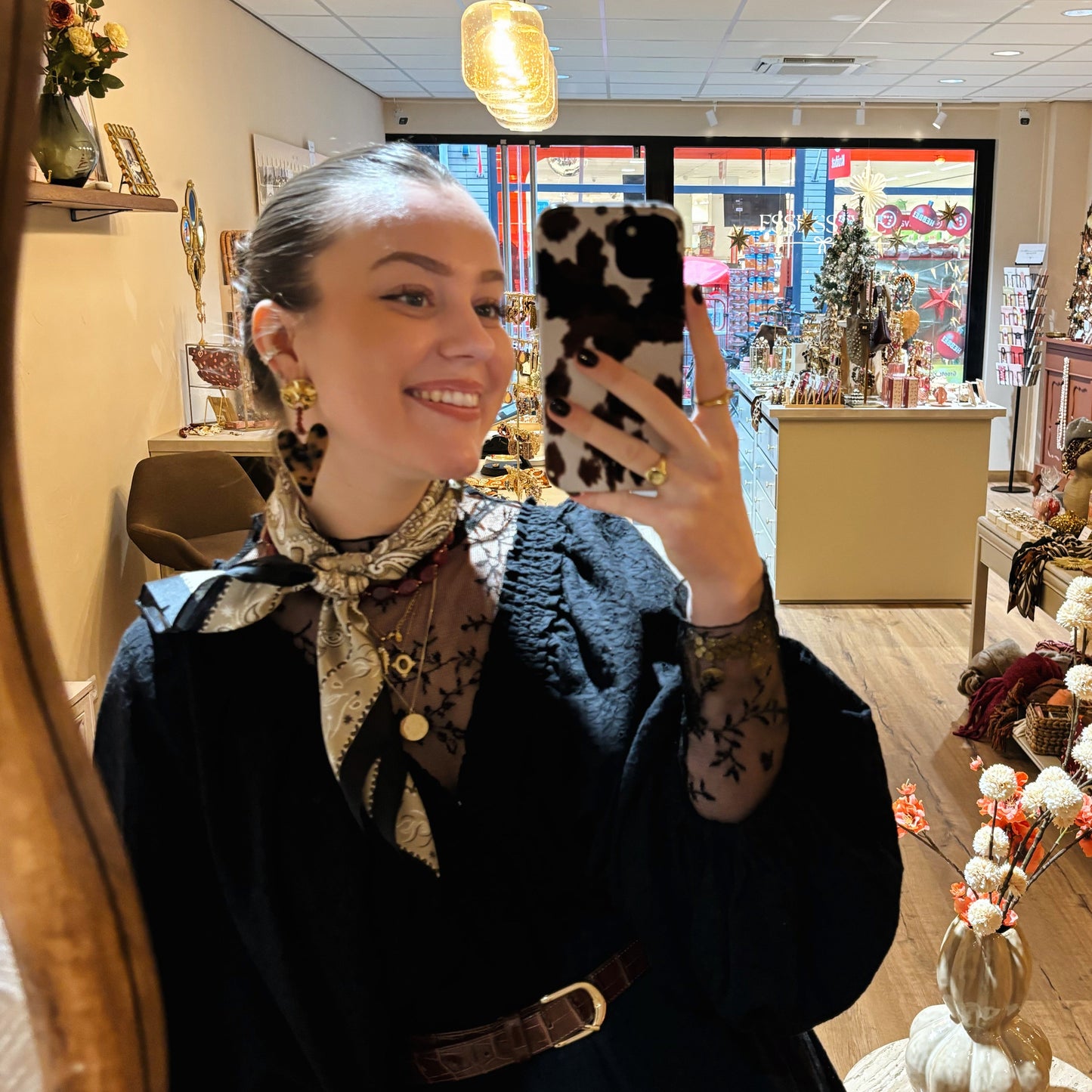 Beige paisley twilly