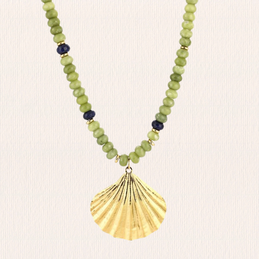 Kralenketting met schelpbedel groen