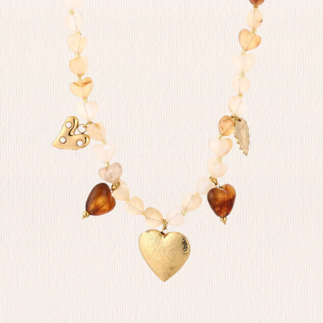 Beige hartjes kralen/ bedelketting