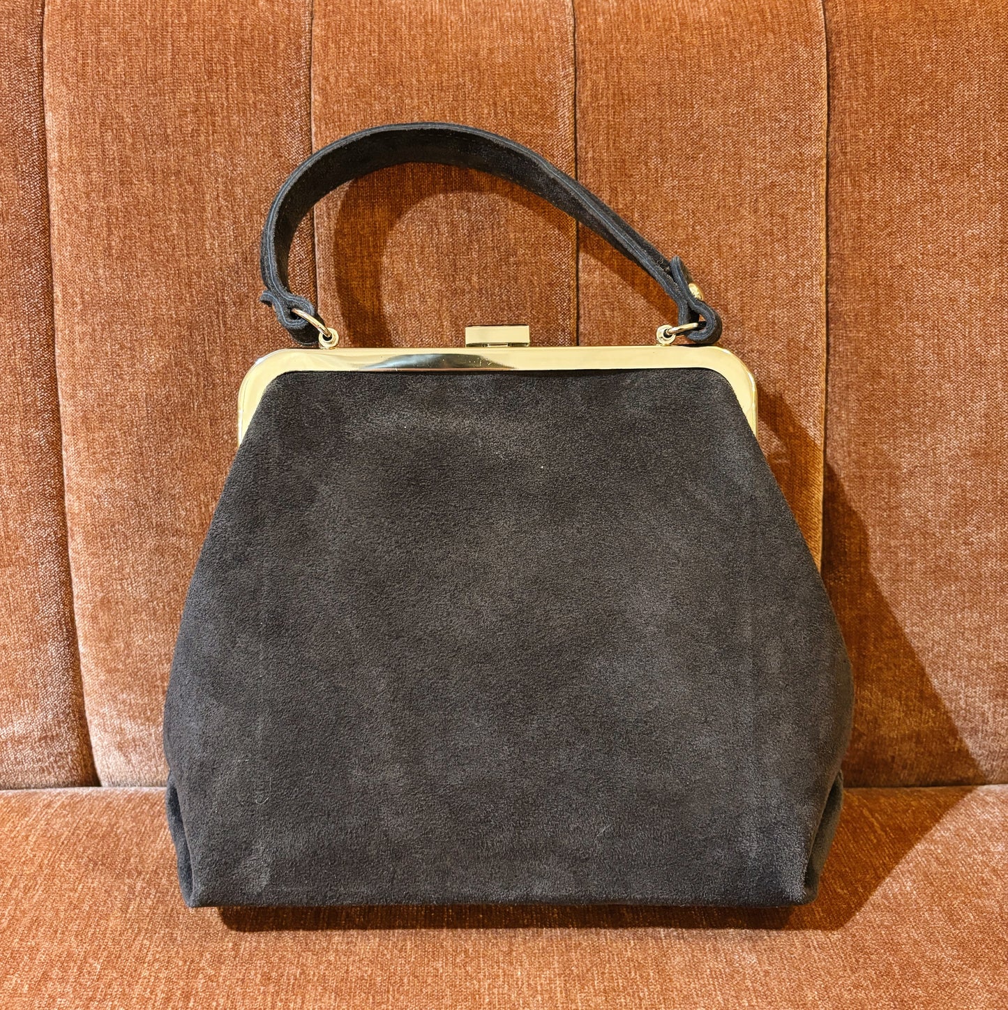 Donkerbruine suede handtas met studs