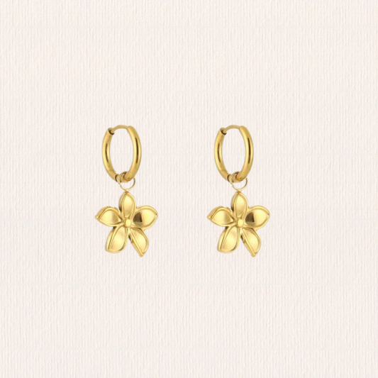 Gouden oorbel met bloembedel