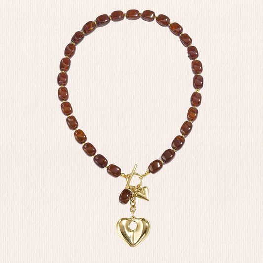Bruine kralenketting met hartjesbedel