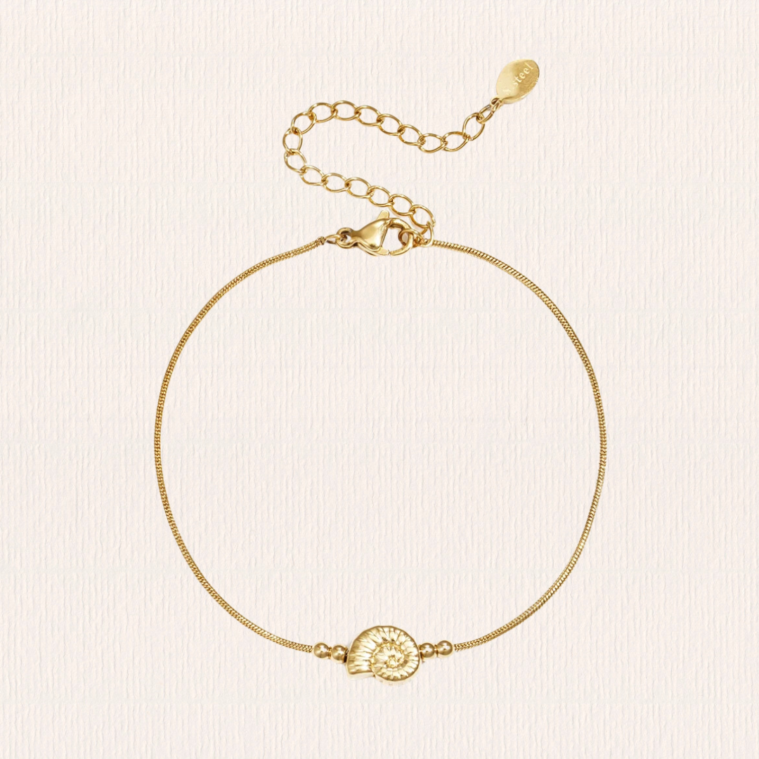 Armbandje met schelpbedel