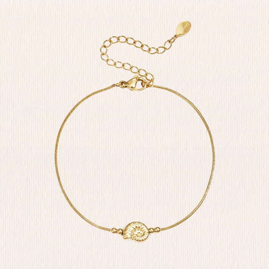 Armbandje met schelpbedel