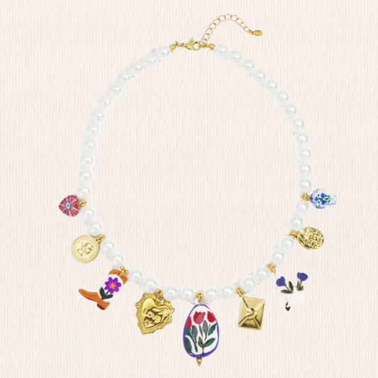 Parelketting met bedeltjes