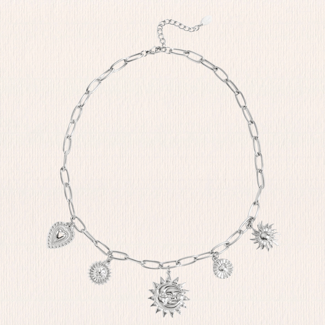 Ketting met zonnetjes en hartjes