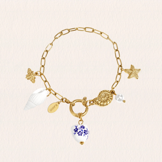 Bedelarmband met blauwe bedeltjes