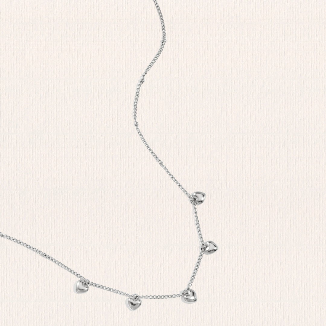 Minimalistische ketting met kleine hartjes