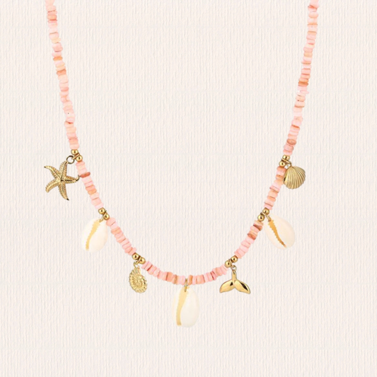 Roze kralenketting zeethema