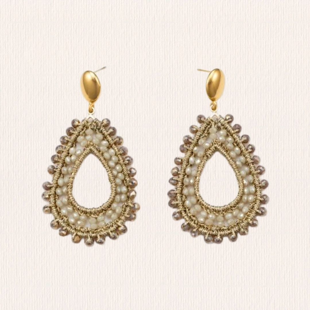 Druppelvormige beige oorbellen