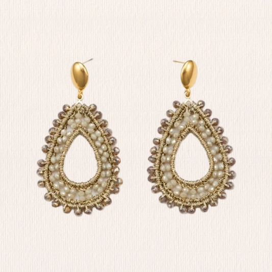 Druppelvormige beige oorbellen