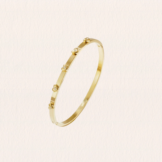 Gouden bangle met hartjes studs