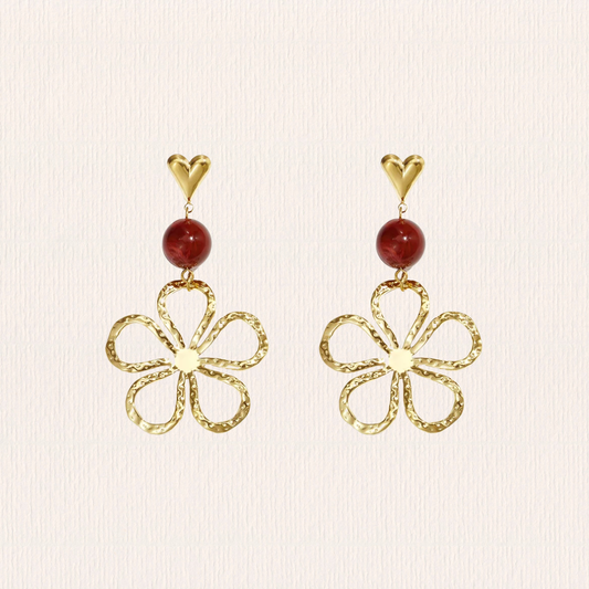Bloemenoorbellen met rood steentje