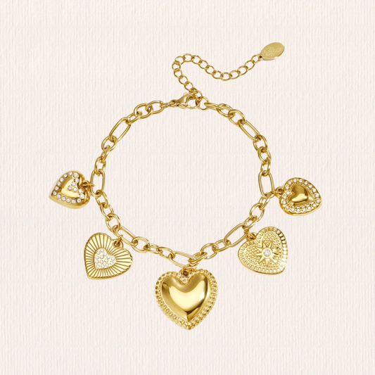 Armband met hartjes bedeltjes