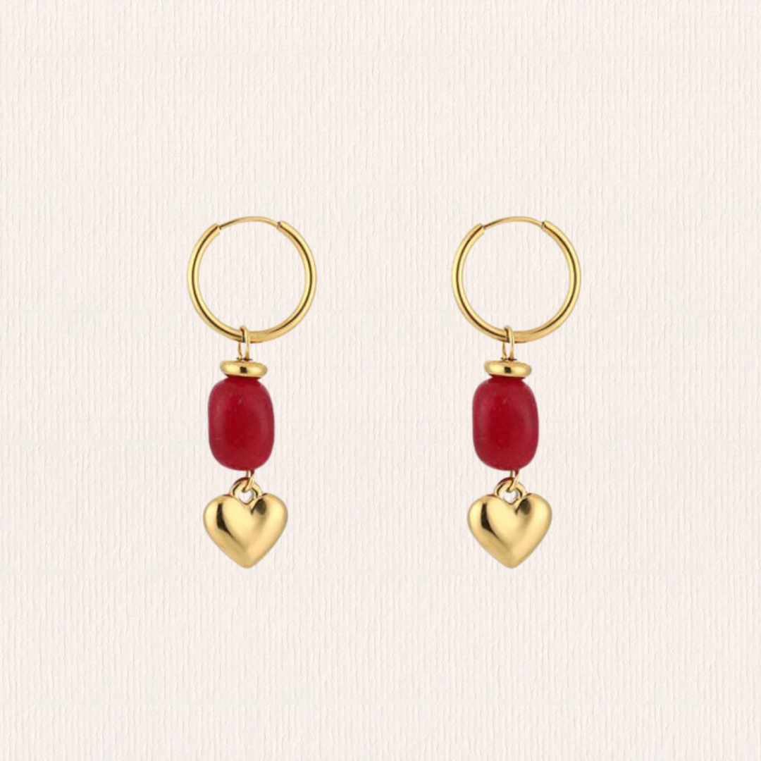 Hartjes oorbellen met rood steentje