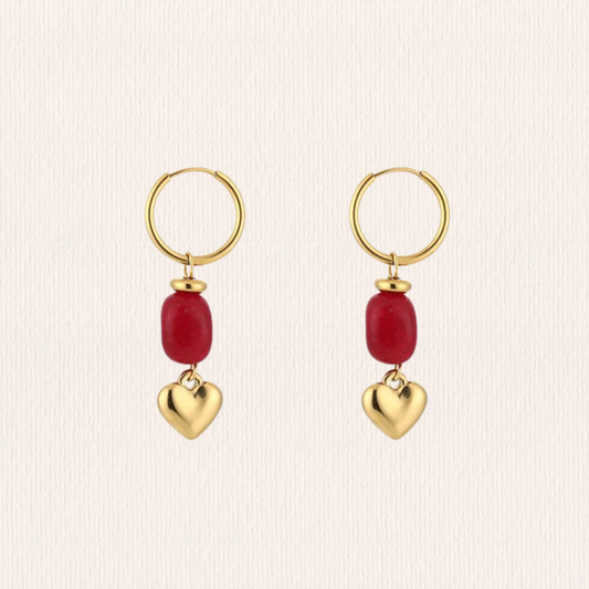Hartjes oorbellen met rood steentje