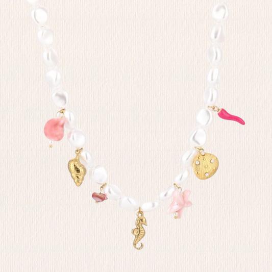 Parelketting met roze bedeltjes