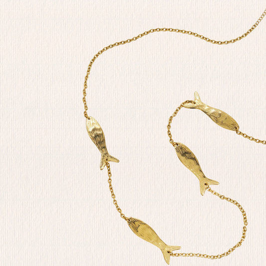 Lange ketting met vis bedels