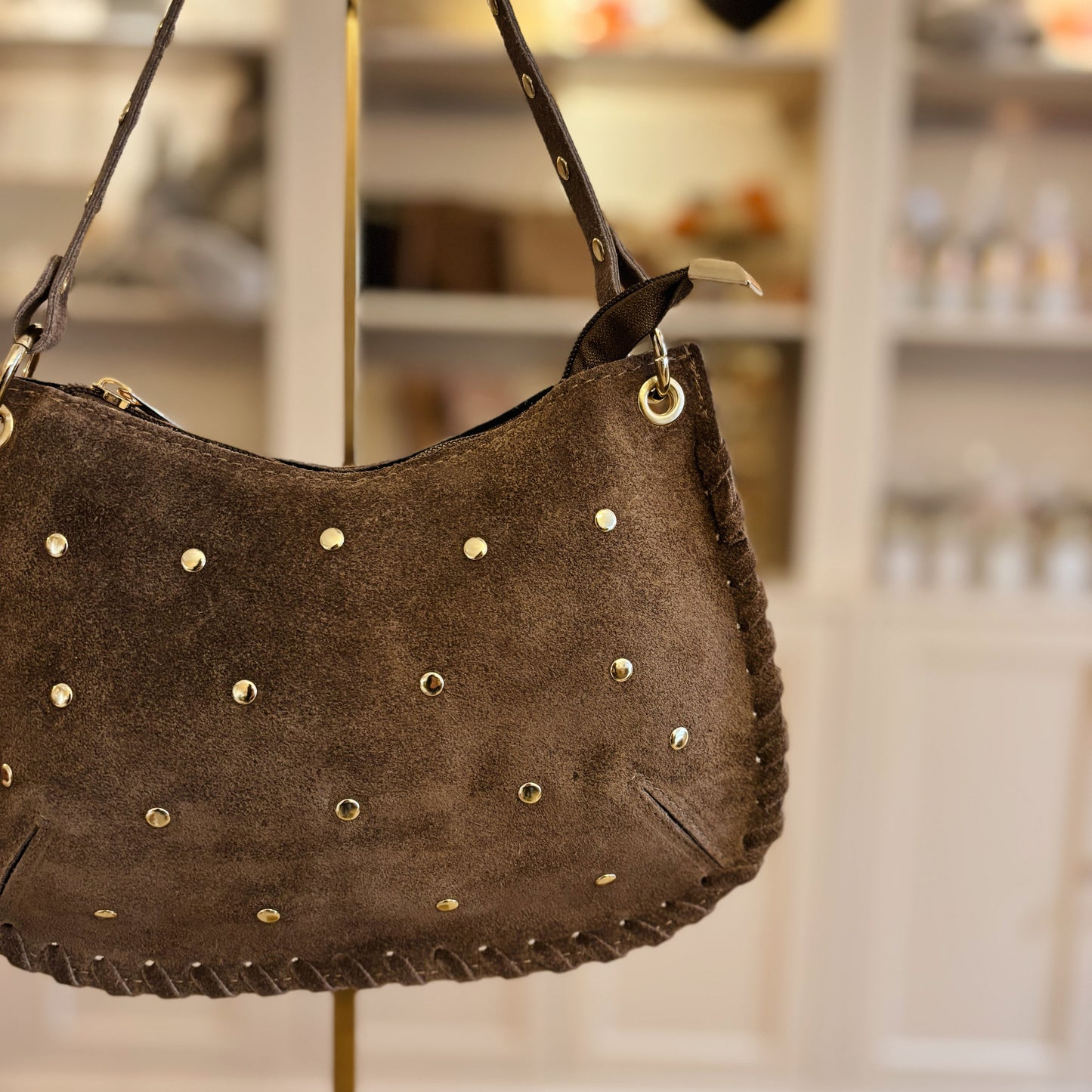 Taupe suède handtas met studs