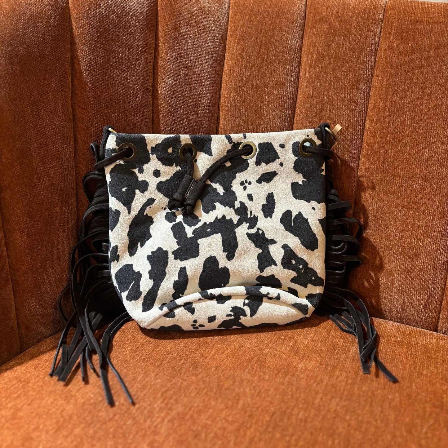 Suède tas met franjes koeienprint